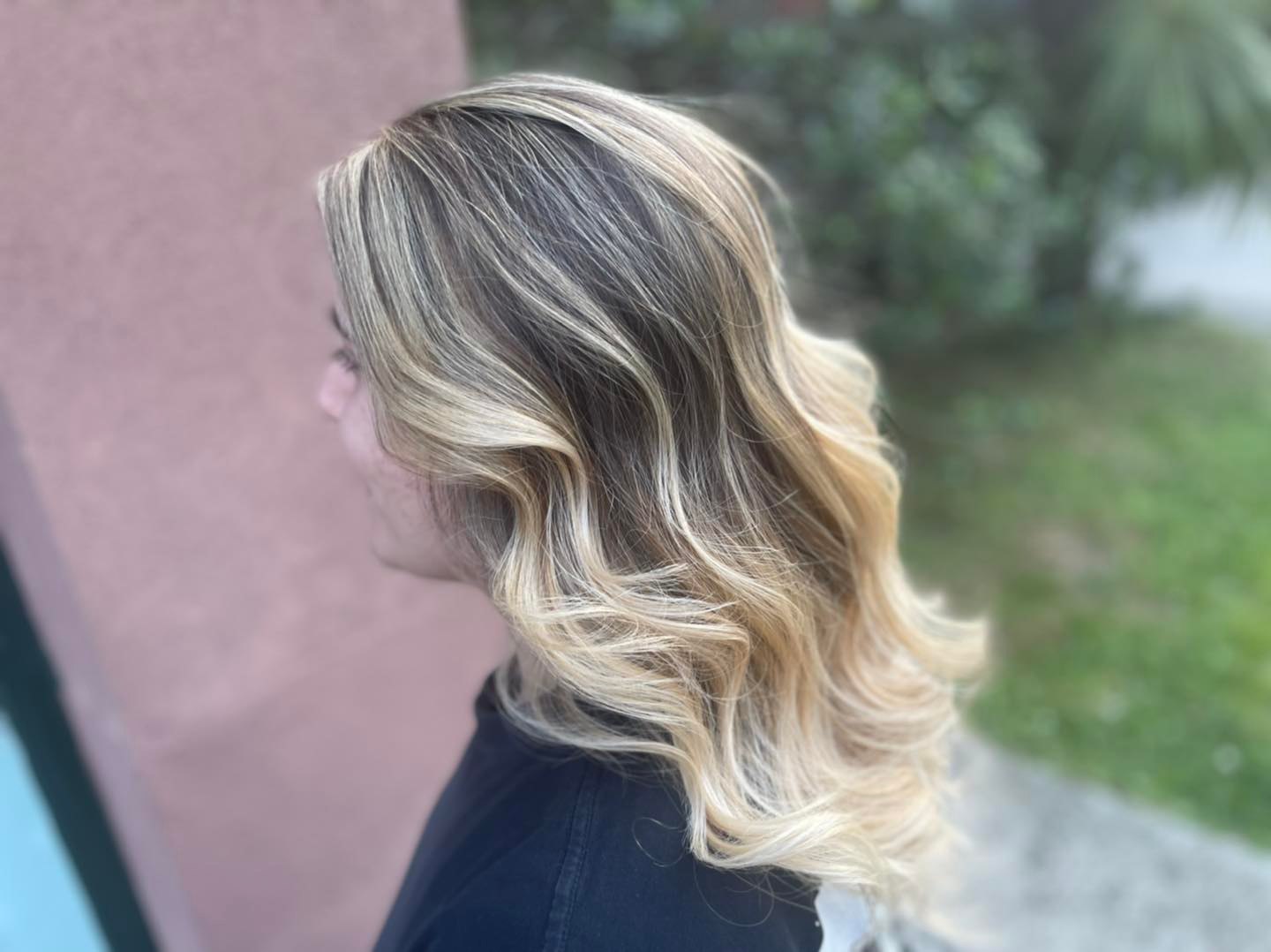 Colore biondo su capelli mossi