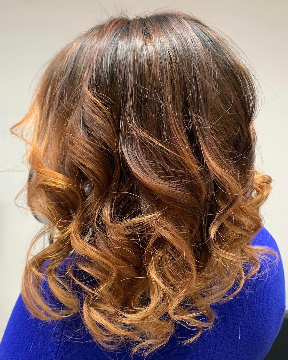 Colore ramato su capelli ricci