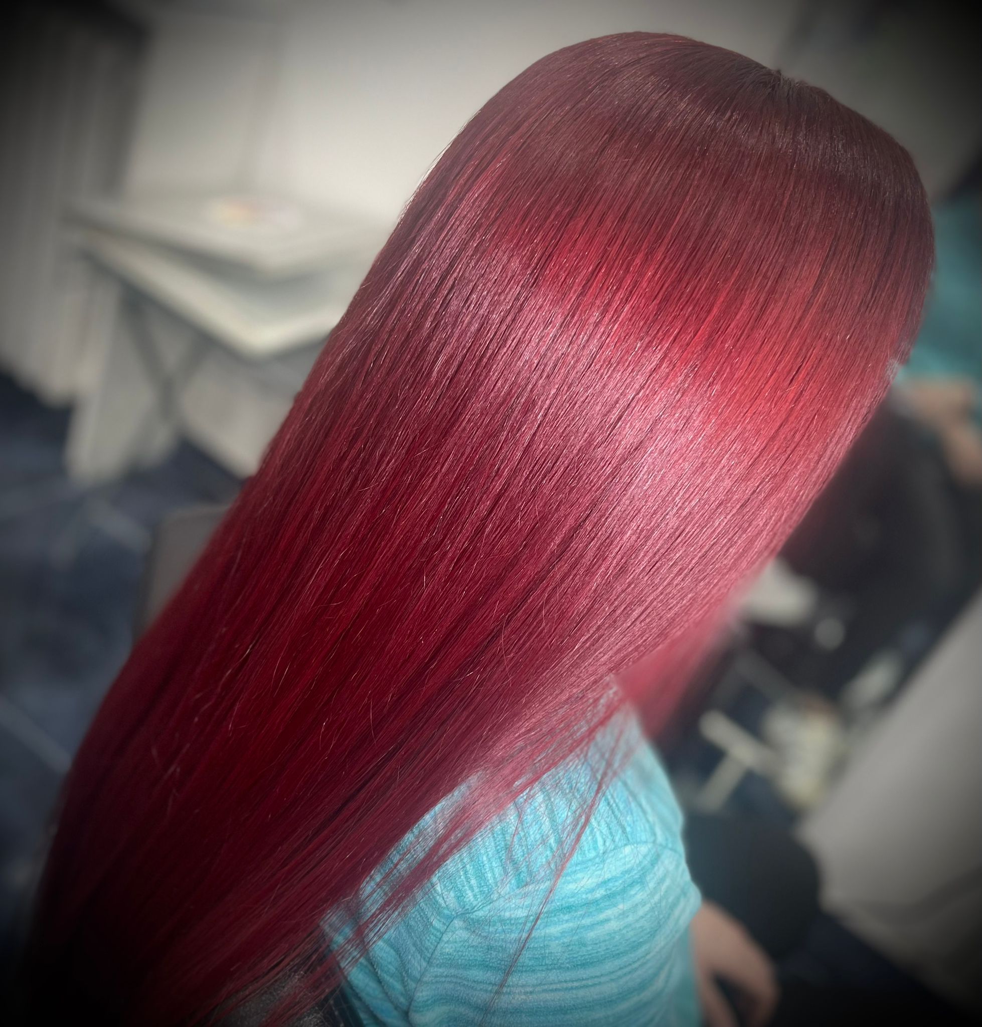 Colore rosso rubino su capelli lisci