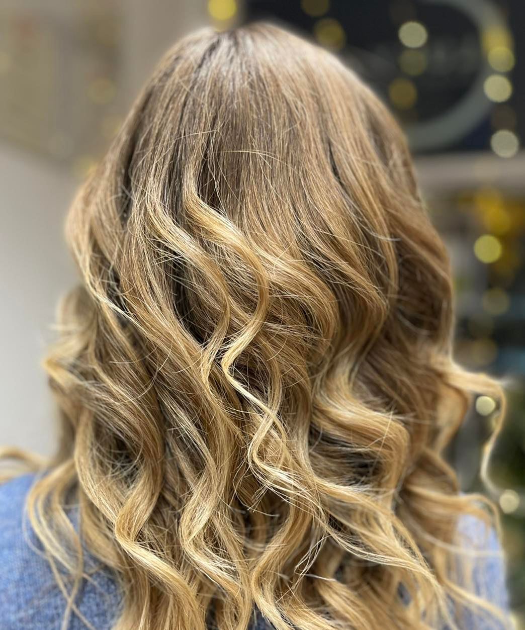 Balayage biondo con onde definite