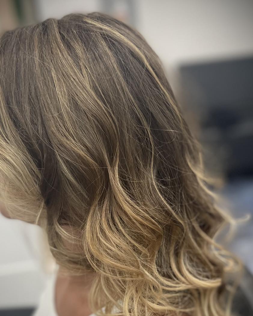 Onde morbide su capelli biondi lunghi