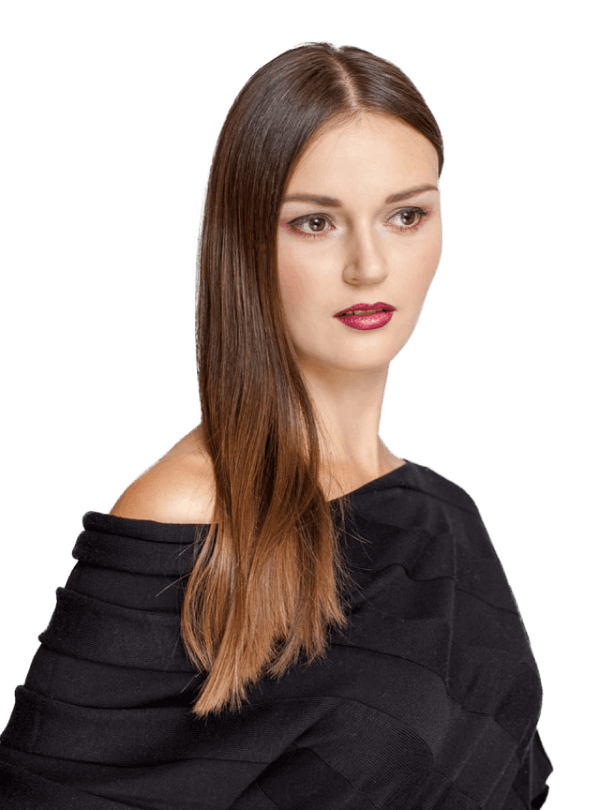 Ritratto di cliente con capelli lisci e balayage caramello, testimonianza del salone