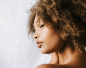 Profilo di donna con capelli ricci e voluminosi
