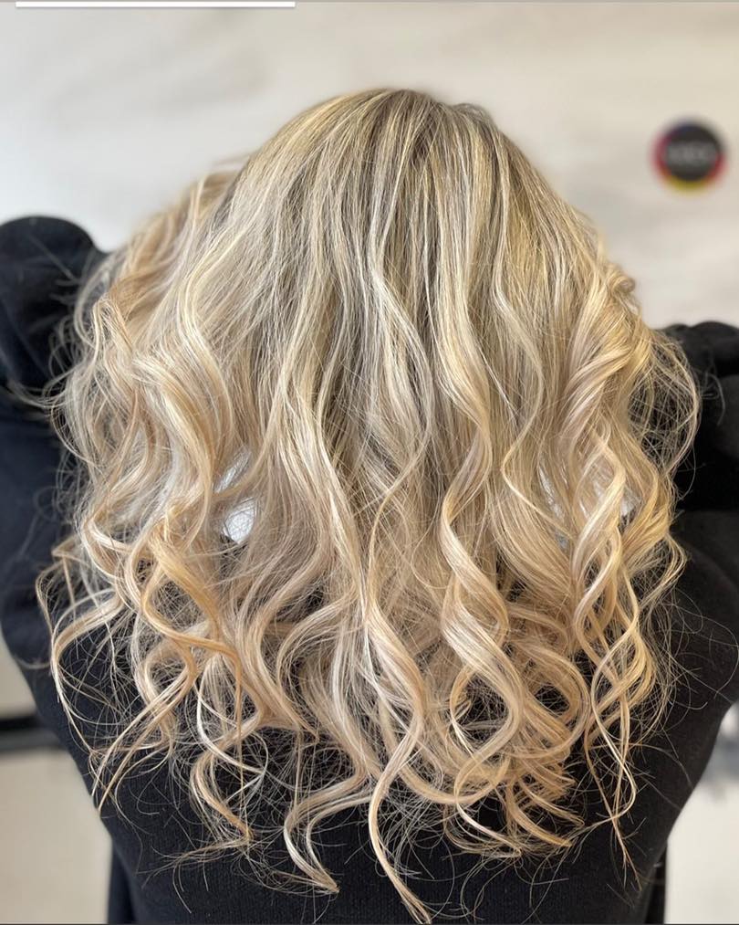 Taglio e piega su capelli biondi mossi