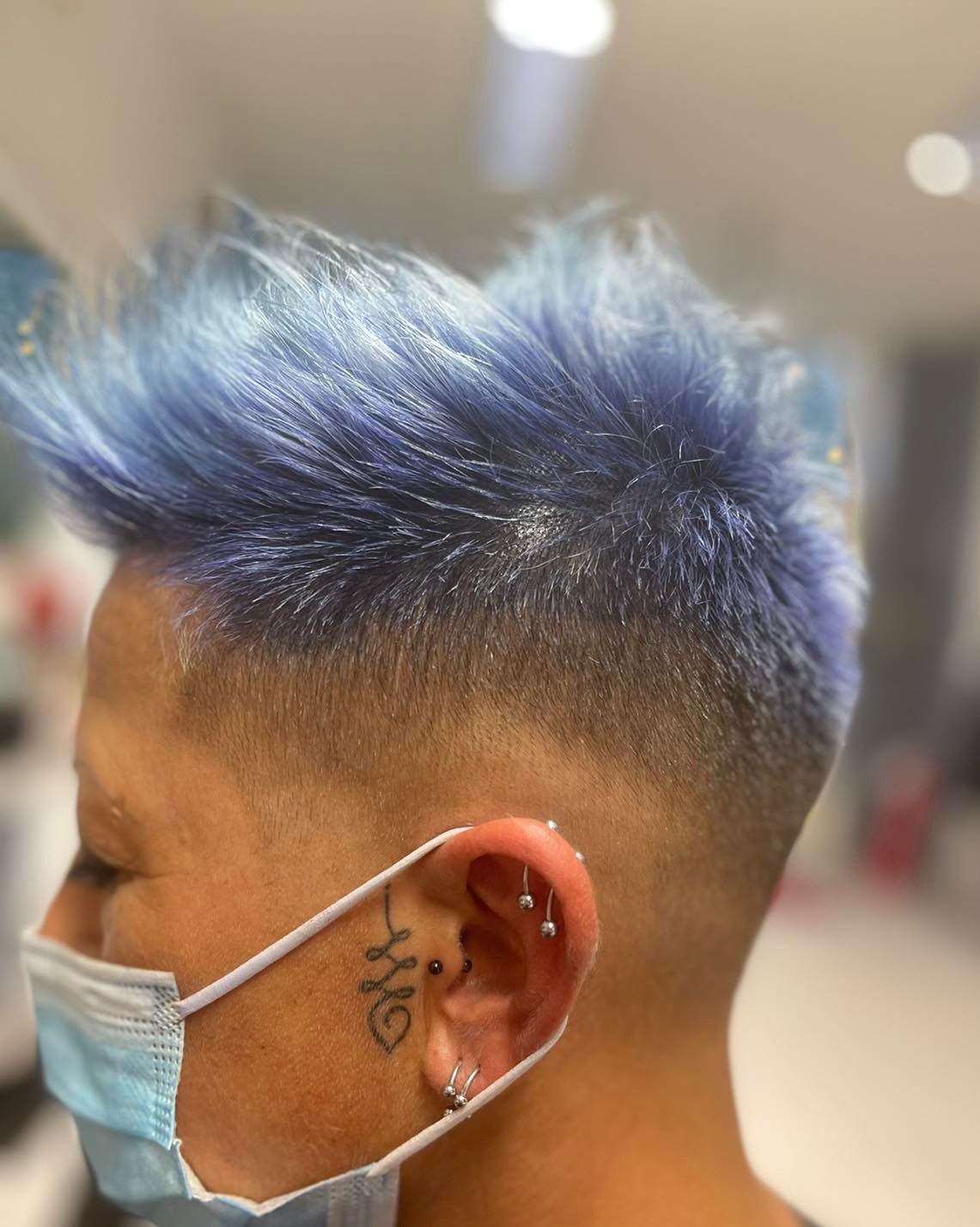Taglio fade uomo con colore blu pastello