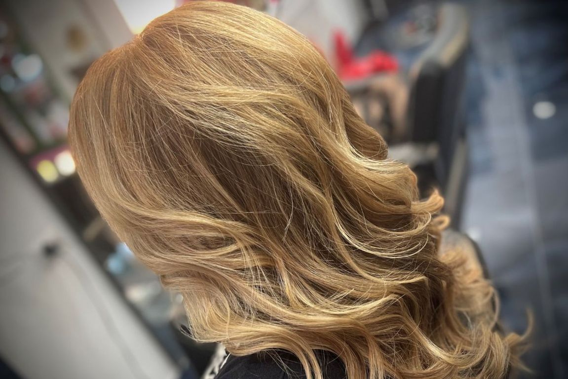 Taglio scalato su capelli biondi mossi